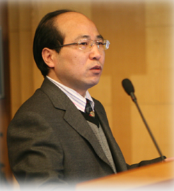 开云官方注册创新论坛第一千零一讲暨校庆118周年学术讲座：从天然黏土矿物绿色制备高性能SRC脱硝分子筛